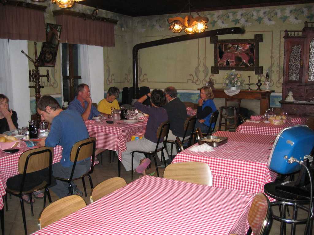 Der urige Speisesaal des traditionsreichen Albergo Fontana